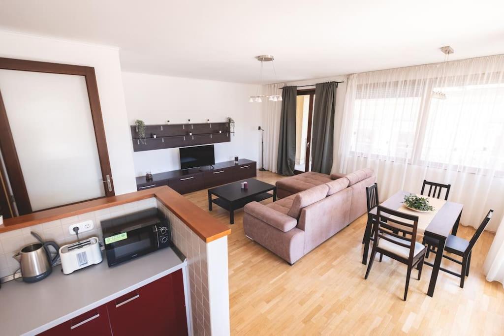 Bright Downtown Balcony Retreat Lejlighed Budapest Eksteriør billede