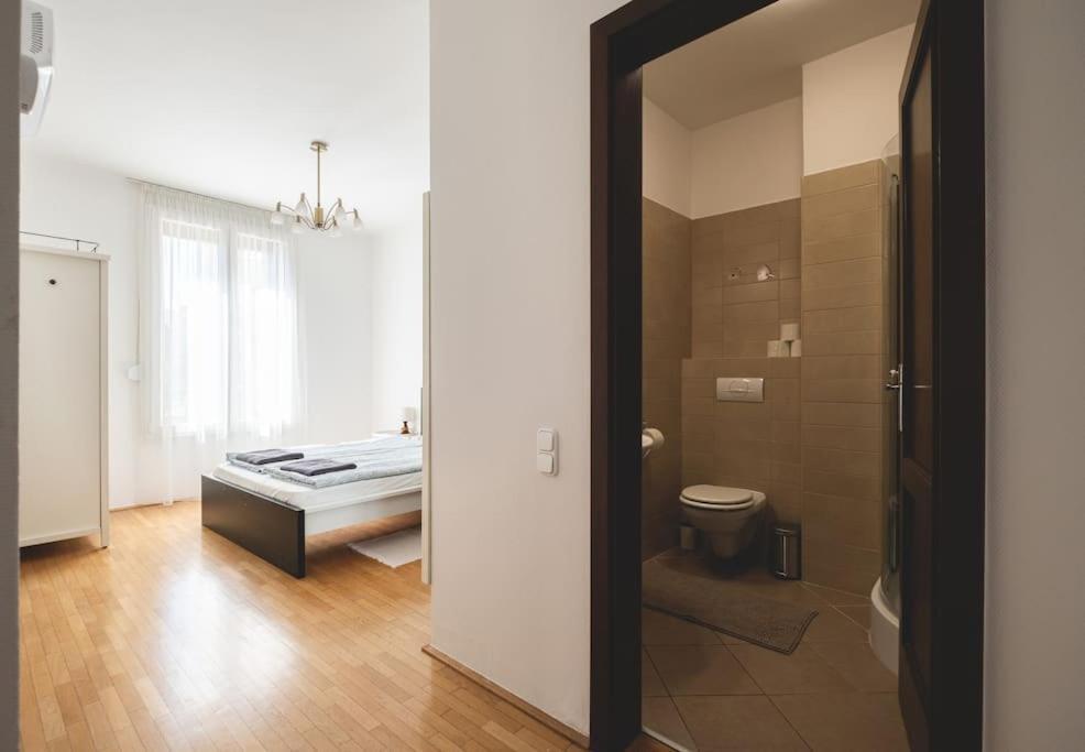 Bright Downtown Balcony Retreat Lejlighed Budapest Eksteriør billede