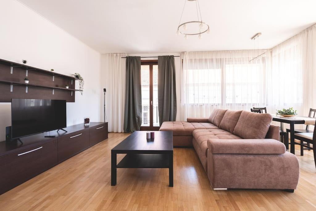 Bright Downtown Balcony Retreat Lejlighed Budapest Eksteriør billede