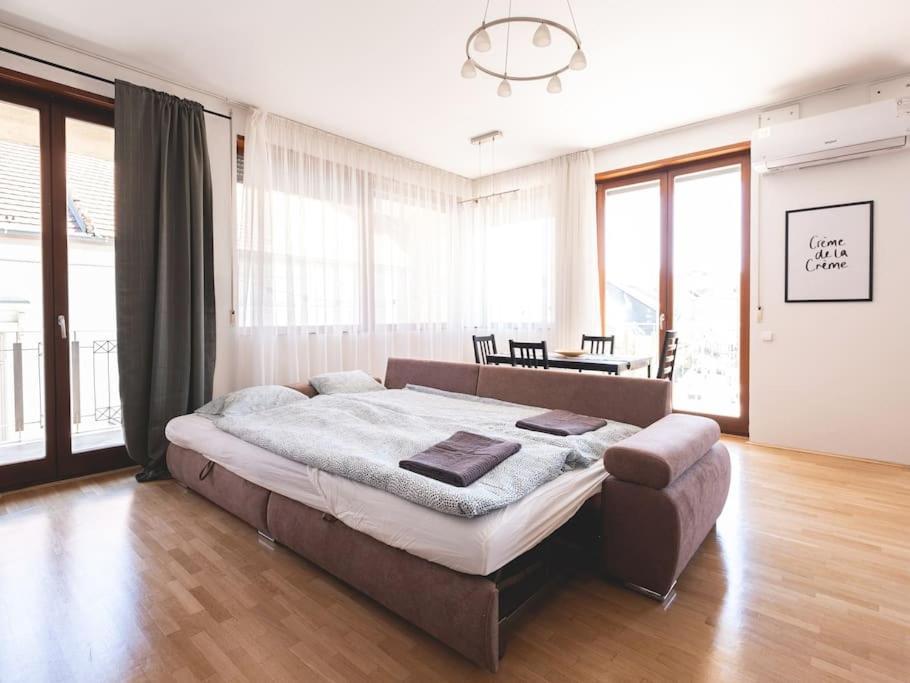 Bright Downtown Balcony Retreat Lejlighed Budapest Eksteriør billede